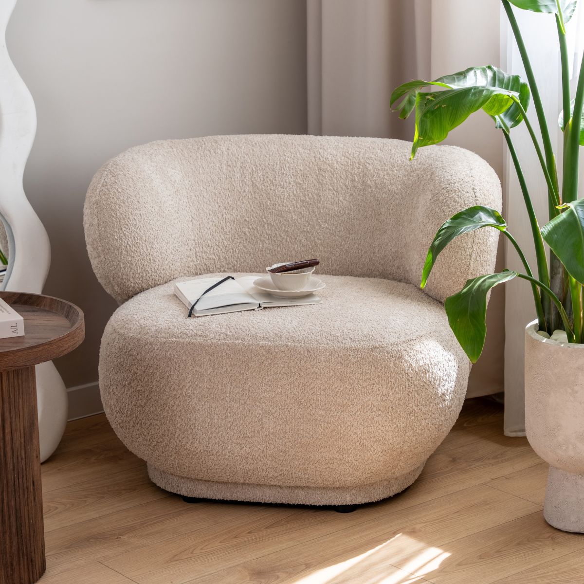 Lehké boho v obývacím pokoji: Světlo, přírodní materiály a vzdušná atmosféra