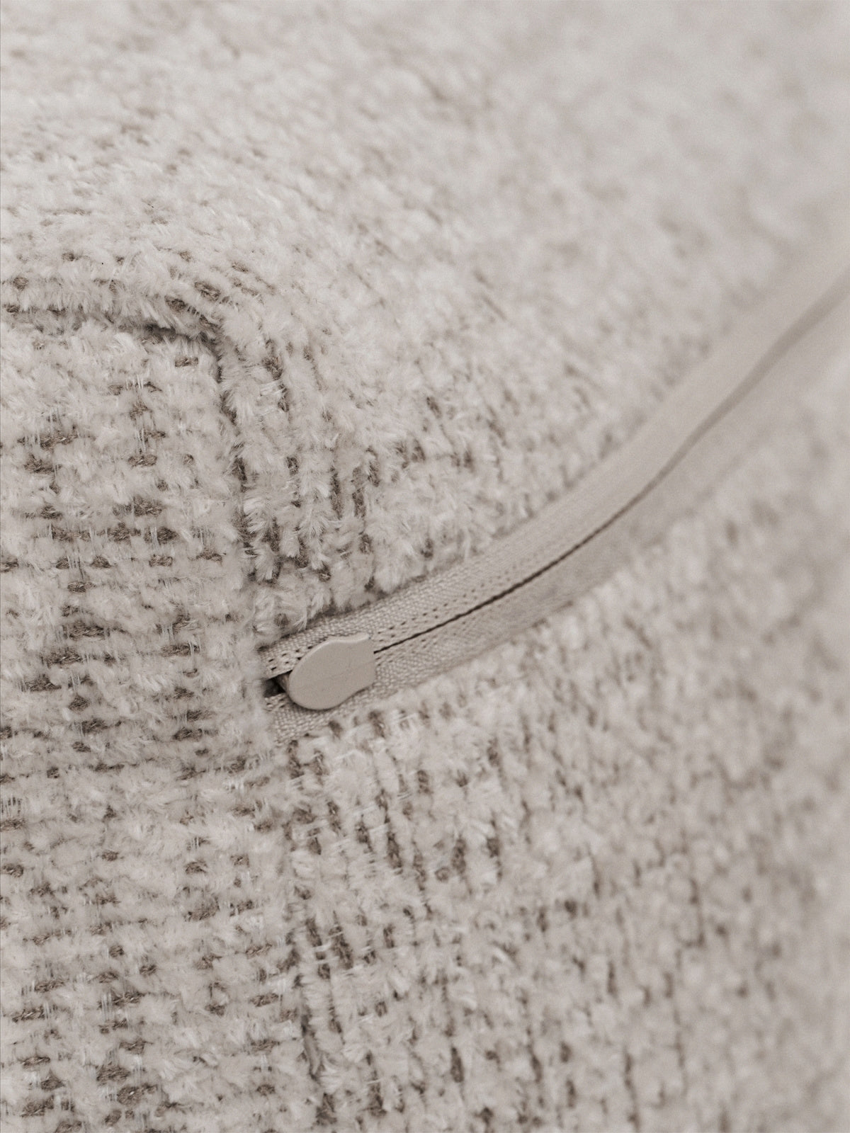 Detaliu cusătură material canapea Velamo Bella 55 bej închis chenil