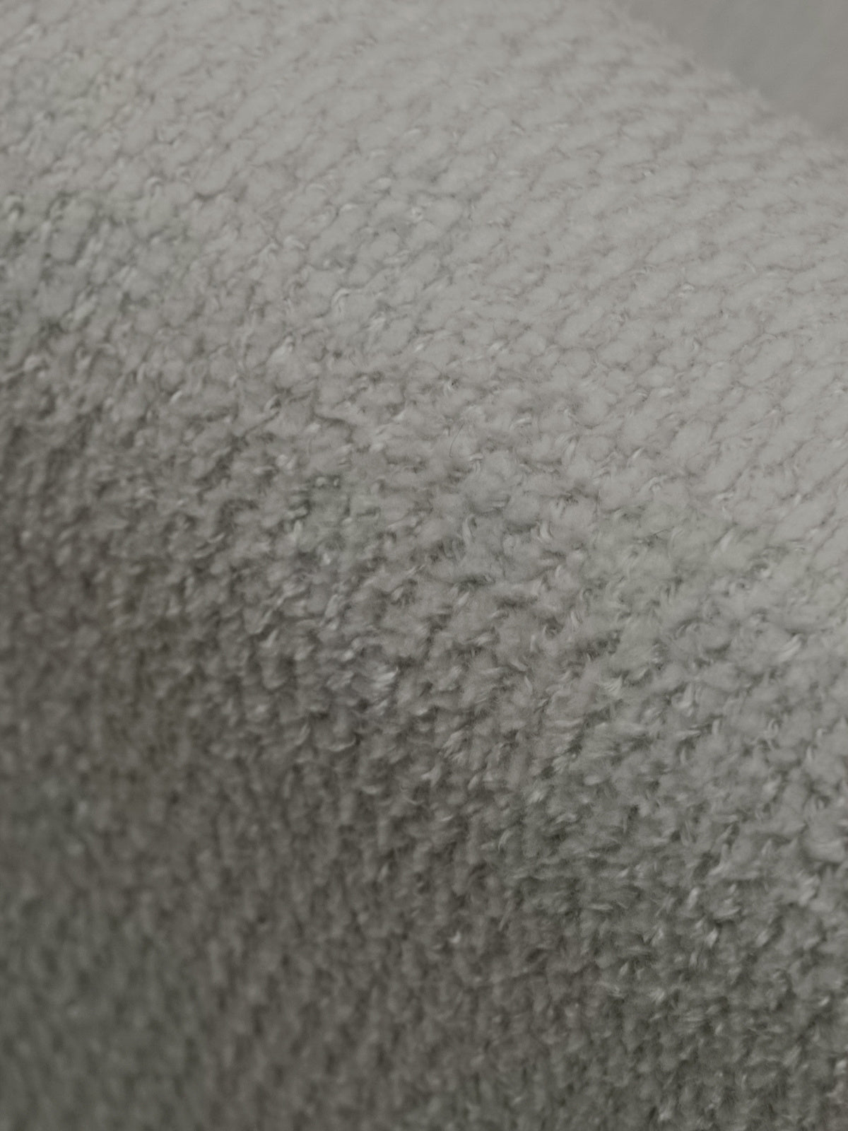 Țesătură gri Vela 86 pe canapeaua Velaro cu funcție de somn, textura materialului vizibilă