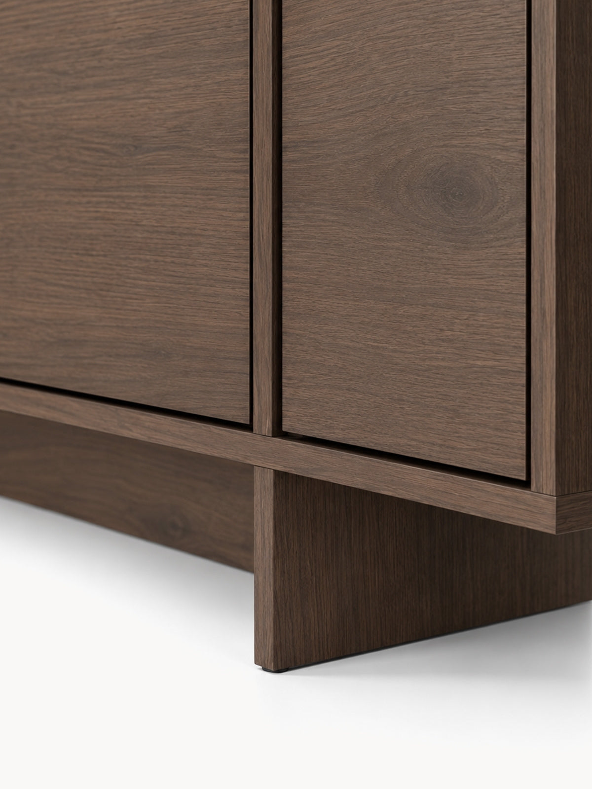Comoda cu patru uși Zolia 180 cm na cokole - nuc elegant