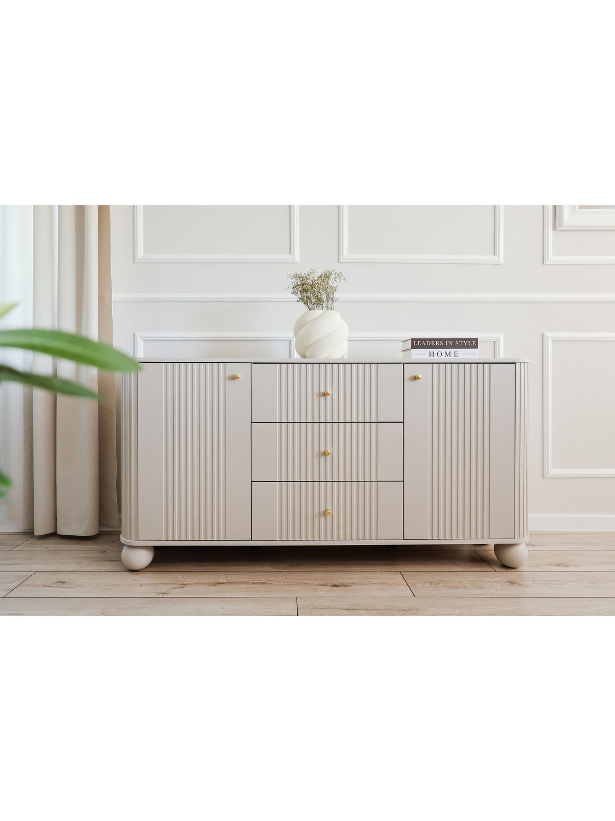 Comodă Vesper 160 cm casmir cu fronturi rigate și mânere aurii, vedere frontală