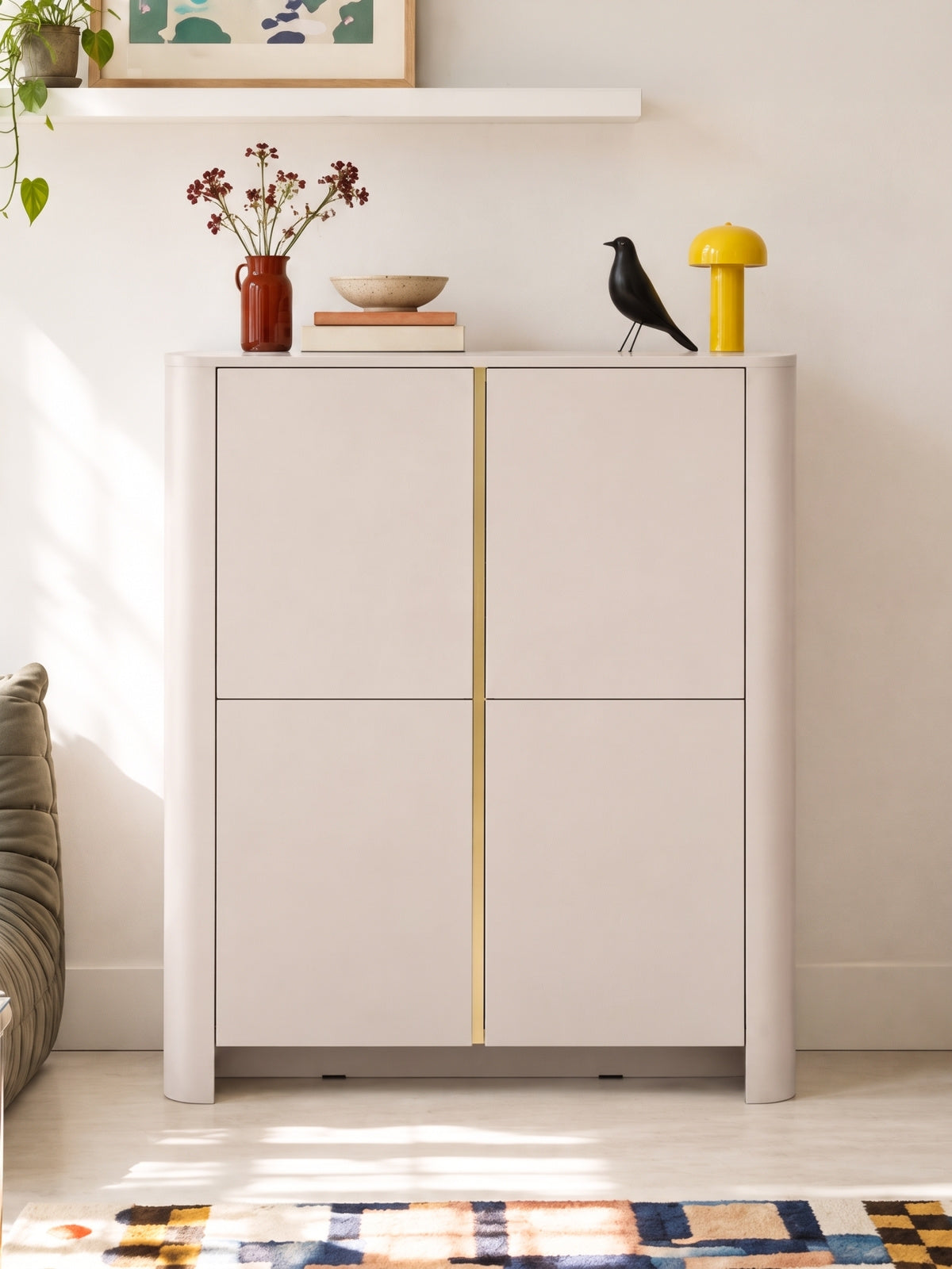 Comodă înaltă Sorrenti 103 cm kasmir cu profil decorativ auriu vedere frontală