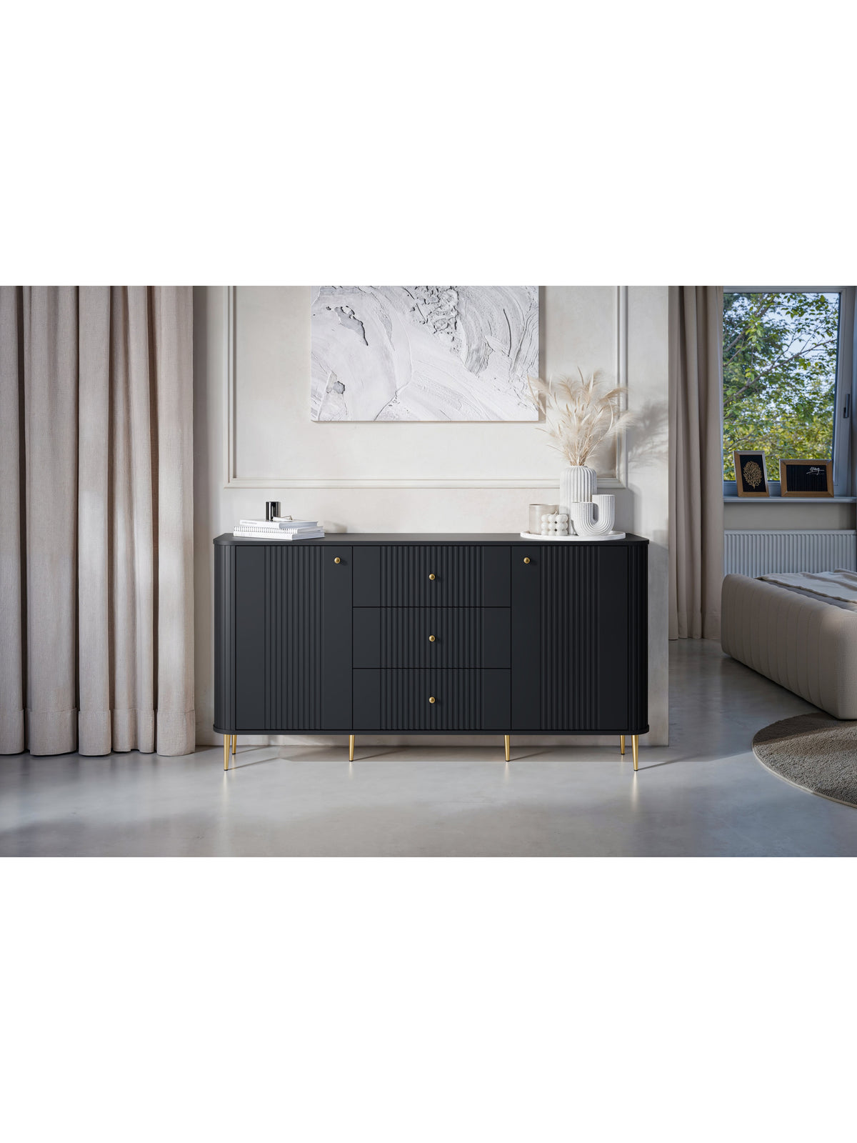 Comodă Vesper 160 cm negru mat cu fronturi canelate și picioare aurii, vedere frontală