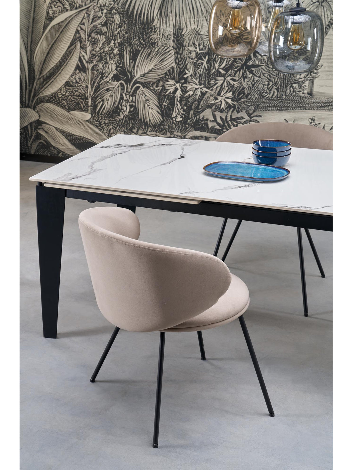 Scaun tapițat Caleno bej cu picioare metalice negre, design modern