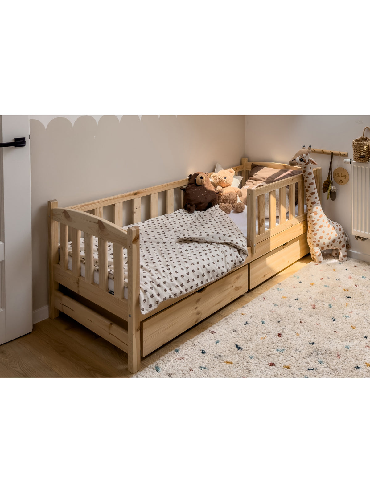 Pat pentru copii Alvins 80x160 din lemn de pin cu două sertare și protecție laterală