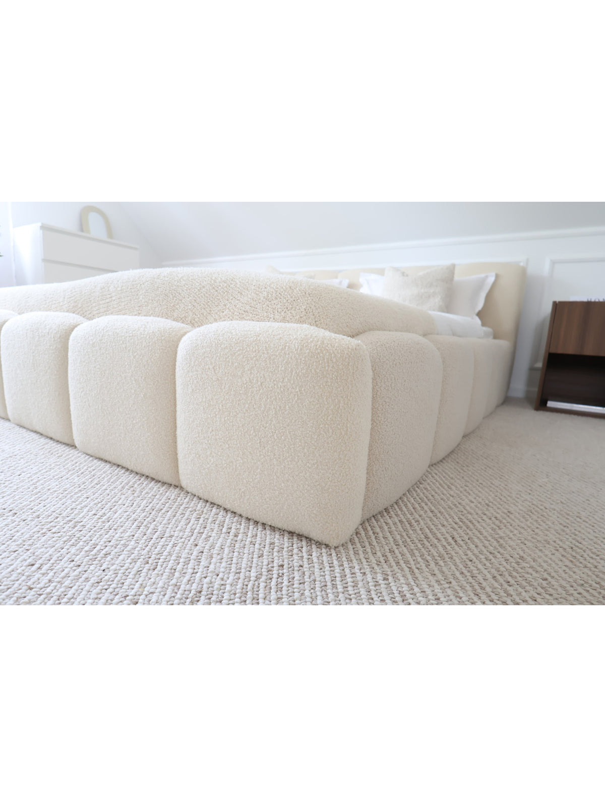 Pat tapițat Tesia 180x200 bej din material boucle Quelle 03, vedere detaliu colț cu spațiu de depozitare