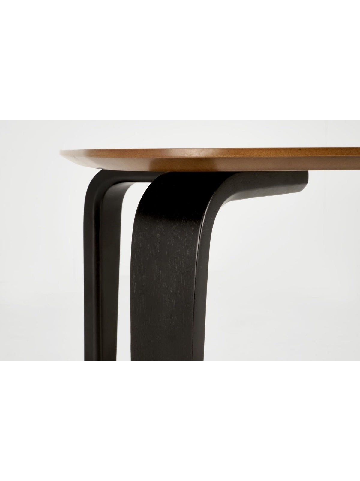 Masă dreptunghiulară Norello 160x90 cm nuc cu picioare negre, detaliu picior
