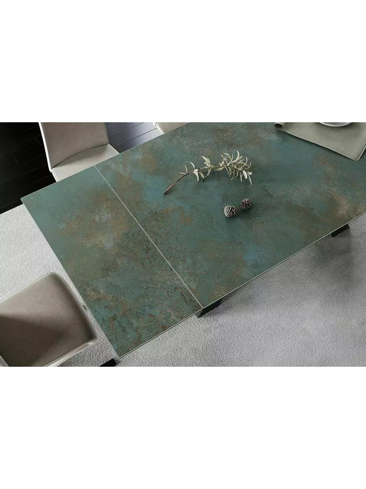 Masă extensibilă Zanivo cu blat ceramic turcoaz marmură și picioare metal negre, vedere de sus