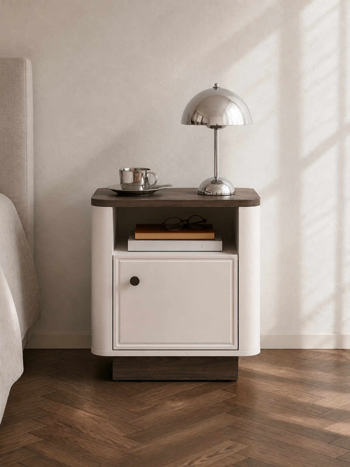 Noptieră Amberto 50 cm culoare kaszmir cu soclu dąb windmill dark, margini rotunjite ale ușii