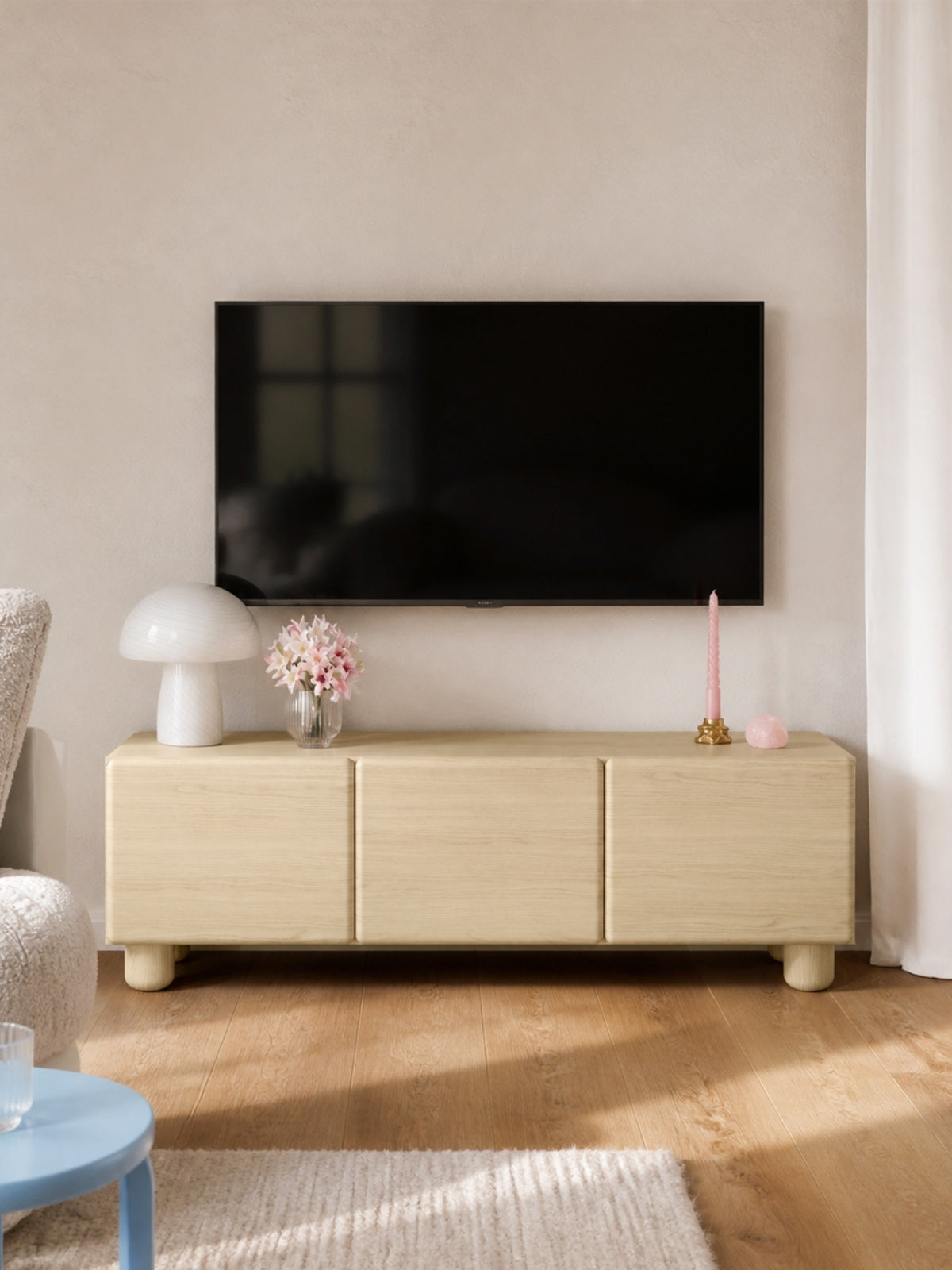 Comodă TV Arlo 150 cm cu trei uși, culoare stejar vicenza, suprafețe mate și marginile rotunjite