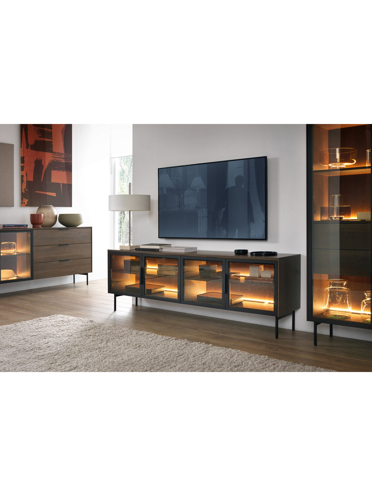 Comodă TV Auri 181 cm cu iluminare LED, fronturi din sticlă ornamentată, culoare stejar Dunin și picioare negre