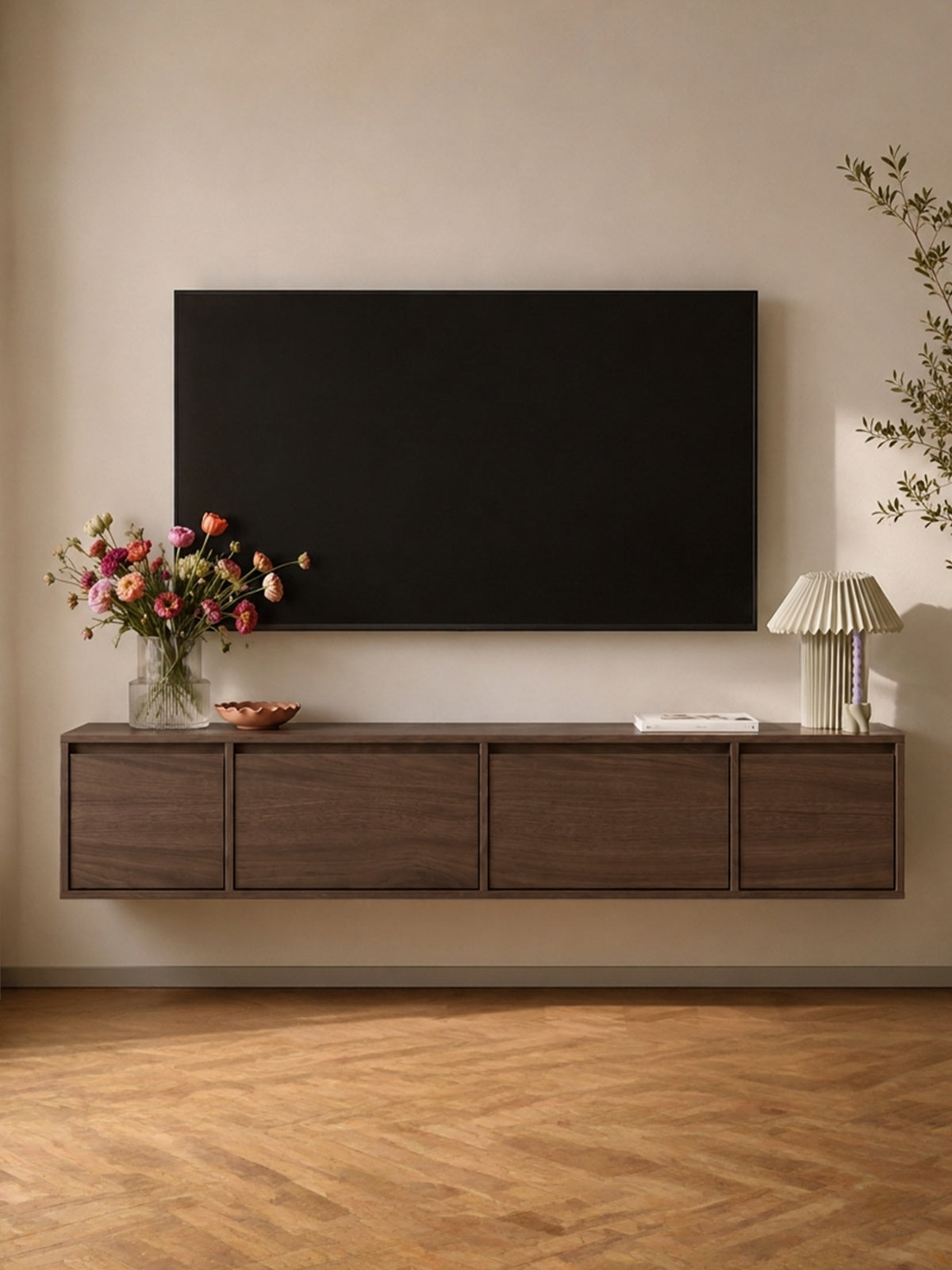 Comodă TV suspendată Zolia 180 cm în culoarea orzech elegant, vedere față și detaliu finisaj