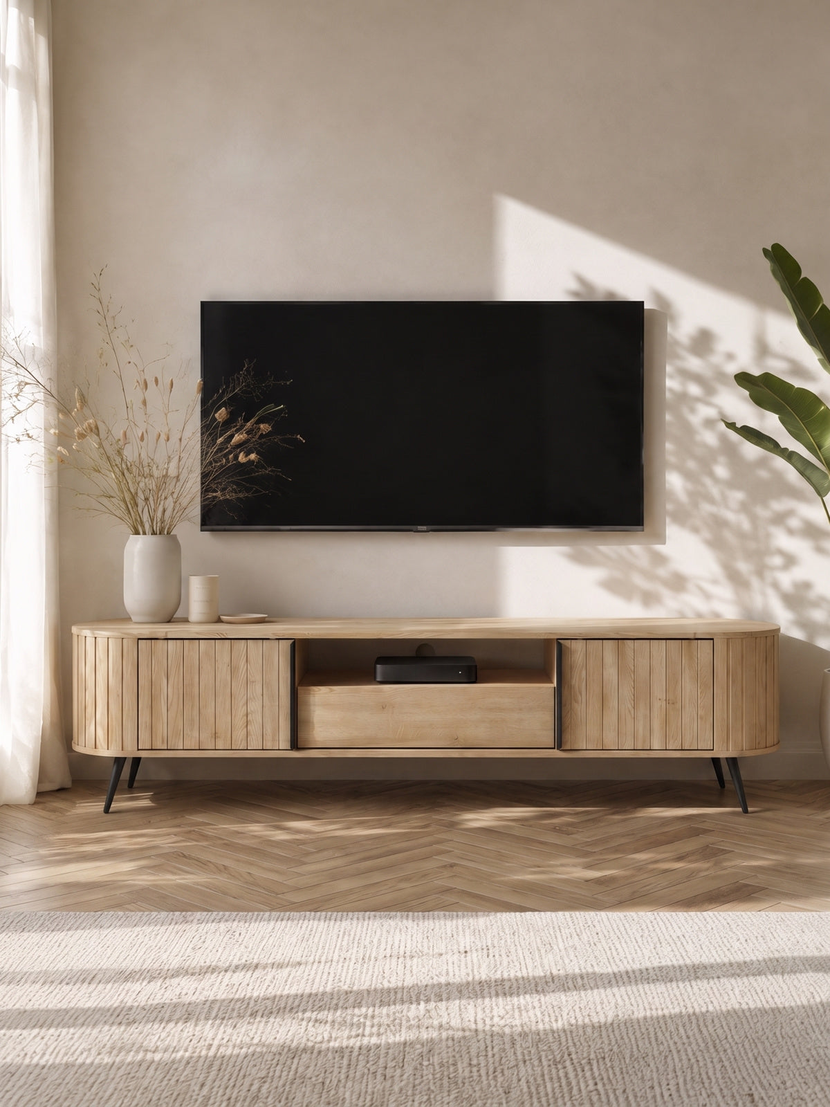 Comodă TV Luvio 196 cm cu fațadă striată și picioare negre, culoarea stejar cremona
