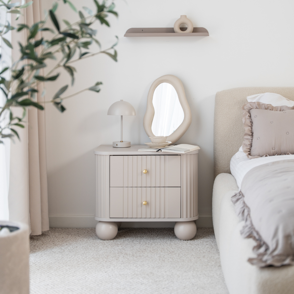 Ložnice v stylu modern organic s přirozenými materiály