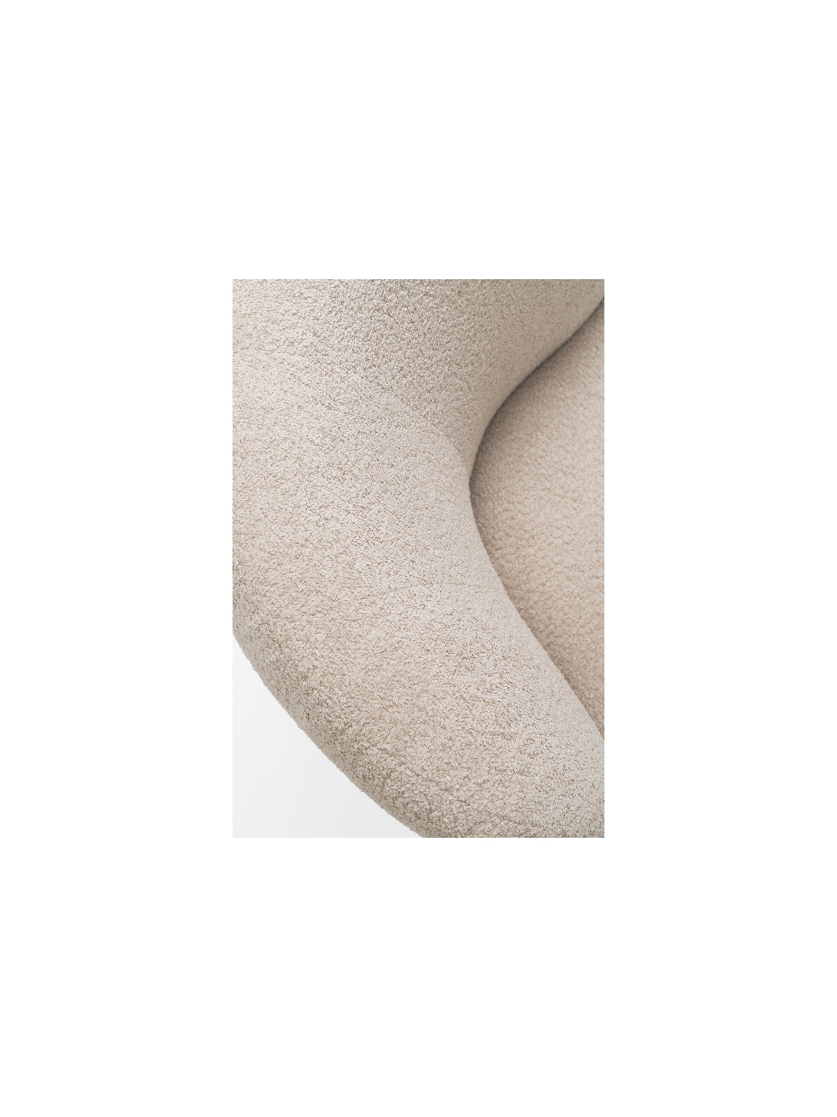 Fotoliu de relaxare Hygga, culoare deschisă, detaliu vizibil al tapițeriei în stil modern organic