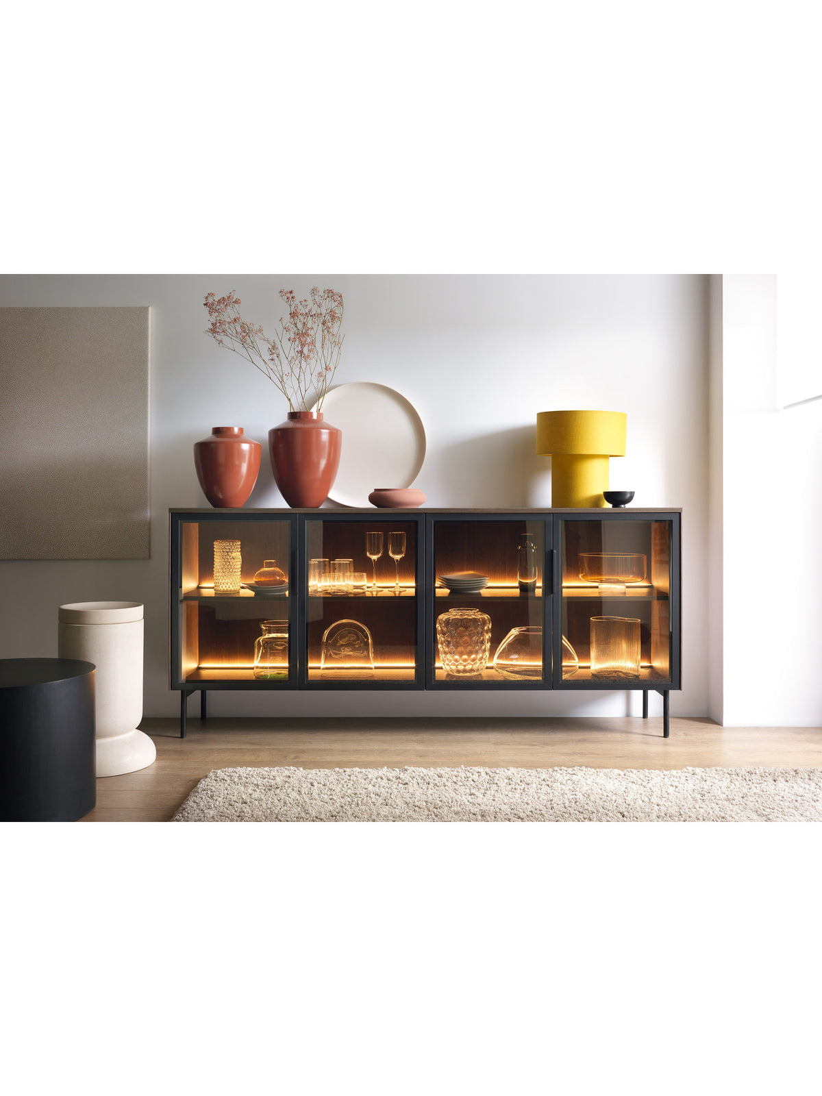 Comodă Auri 181 cm cu iluminare LED, furnir de stejar dunin și detalii negre