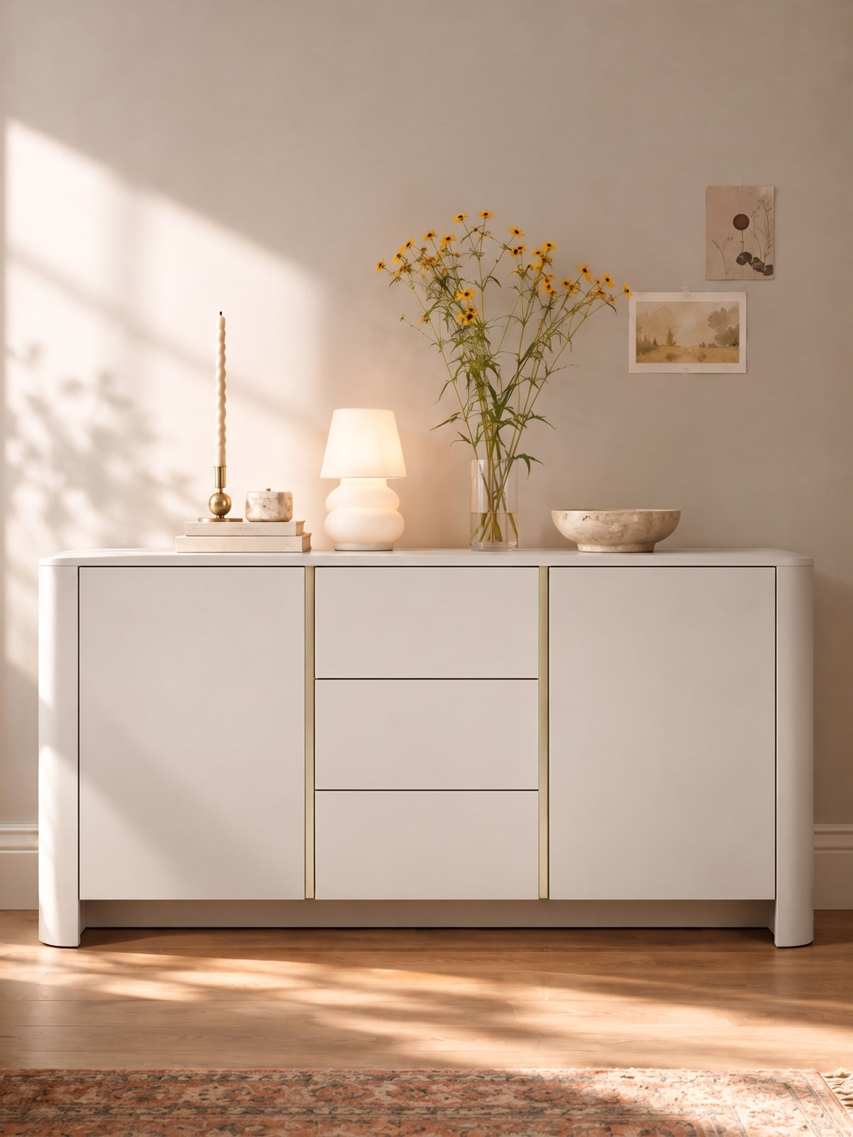 Comodă Sorrenti 168 cm casmir cu trei sertare și profil decorativ auriu
