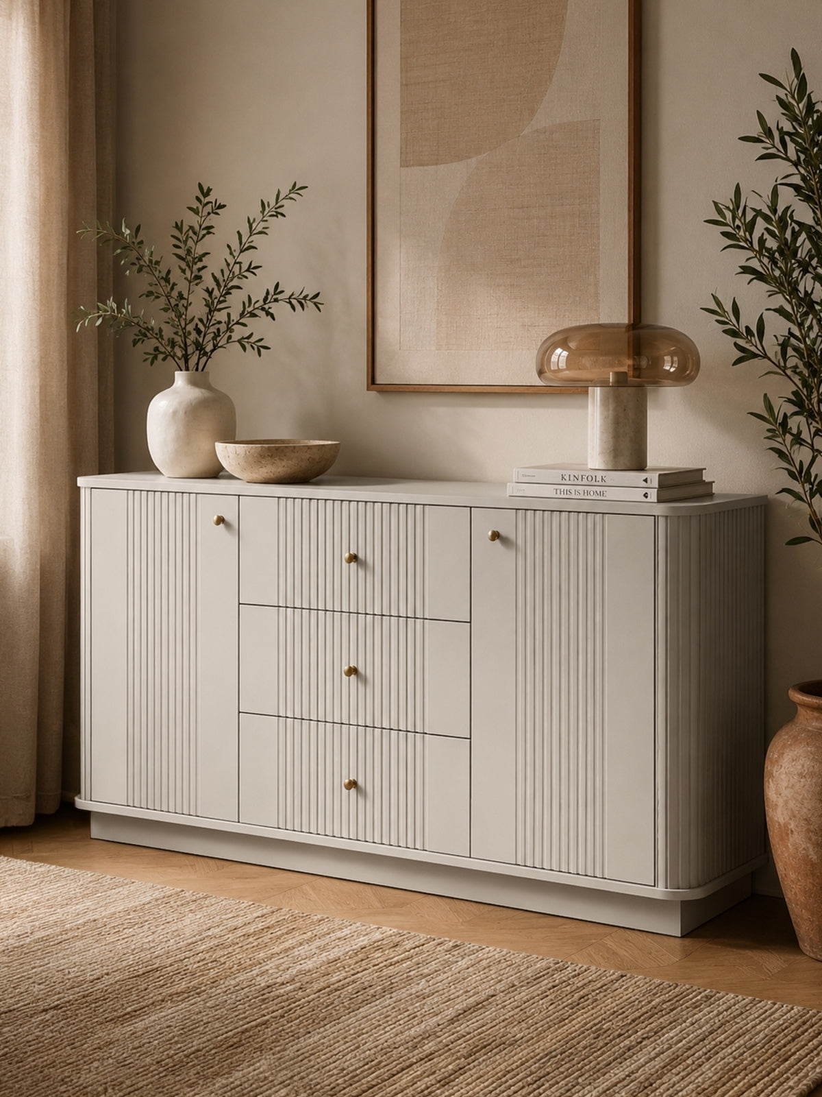 Comodă Vesper 160 cm casmir cu fronturi striate și mânere aurii