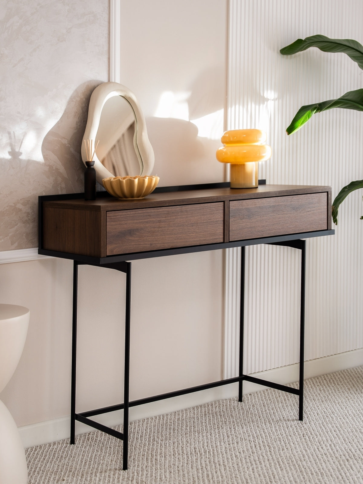 Consolă Zenar 100 cm cu sertare, finisaj orzech elegant și picioare negre, stil modern