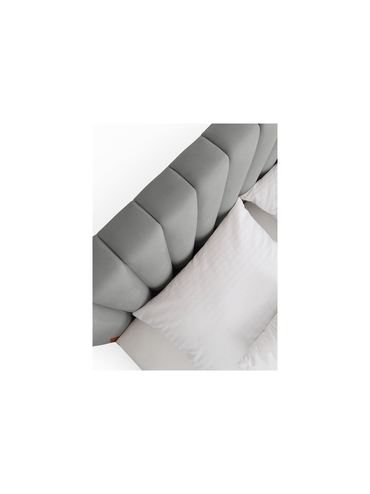 Pat tapițat Livani 160x200 în material catifelat gri Velluto 16, detaliu tetieră