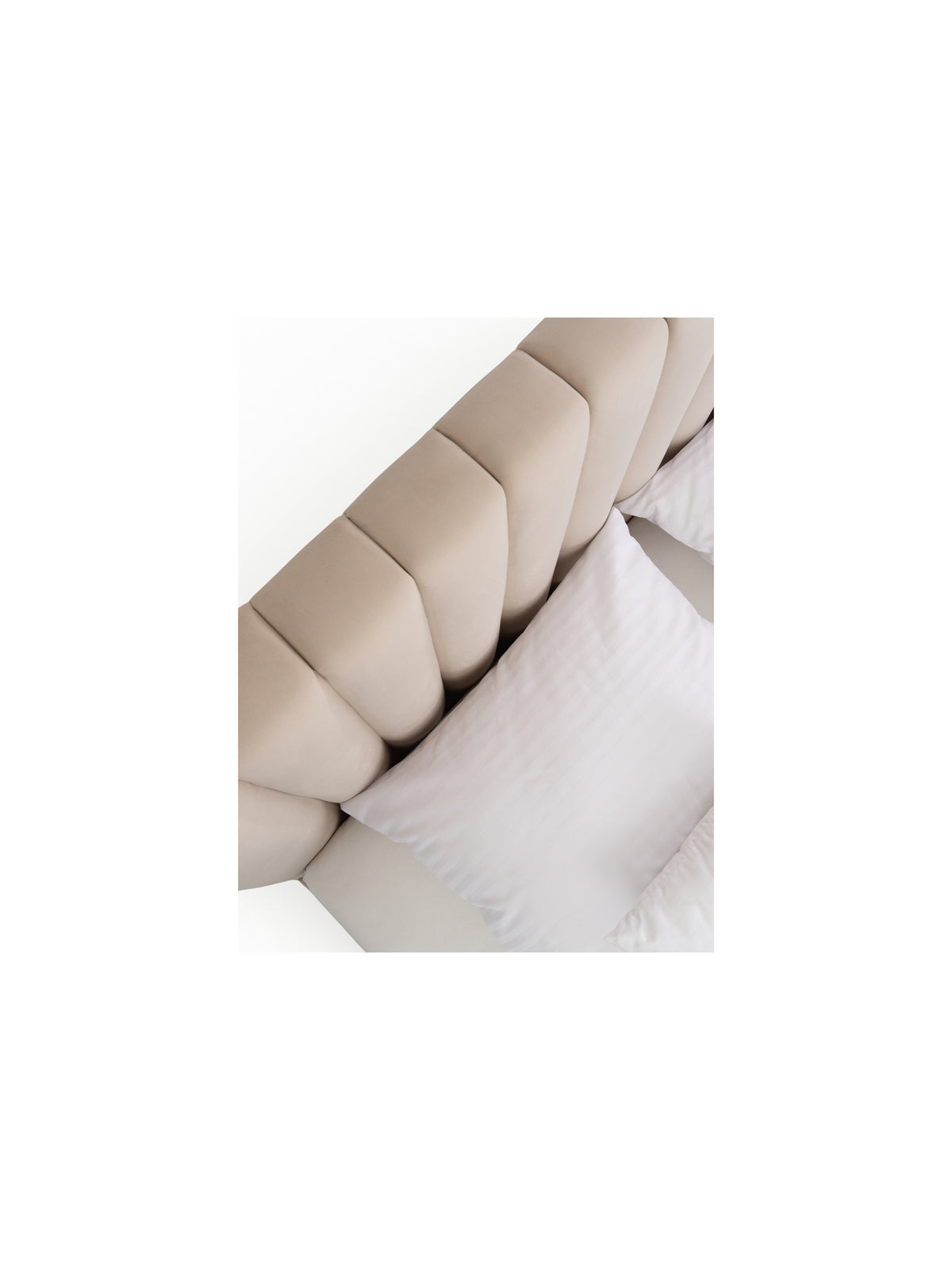 Pat tapițat Livani 160x200 bej cu tăblie cusută