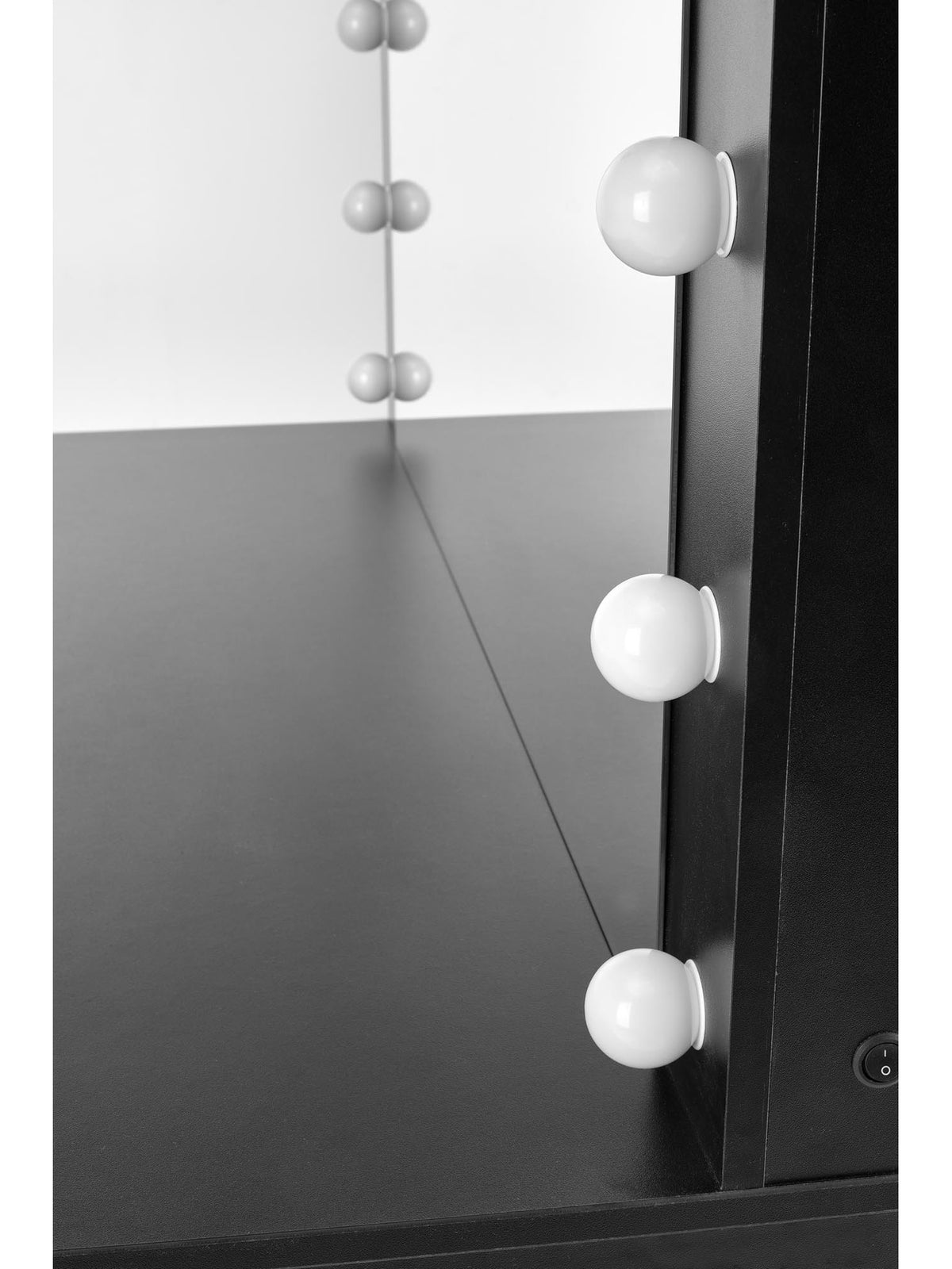 Masă de toaletă Velinio XL 120 cm neagră cu iluminare LED lângă oglindă