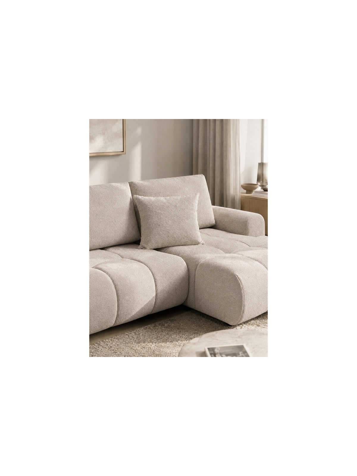 Perna decorativă bej 38x38 cm pe canapea deschisă la culoare