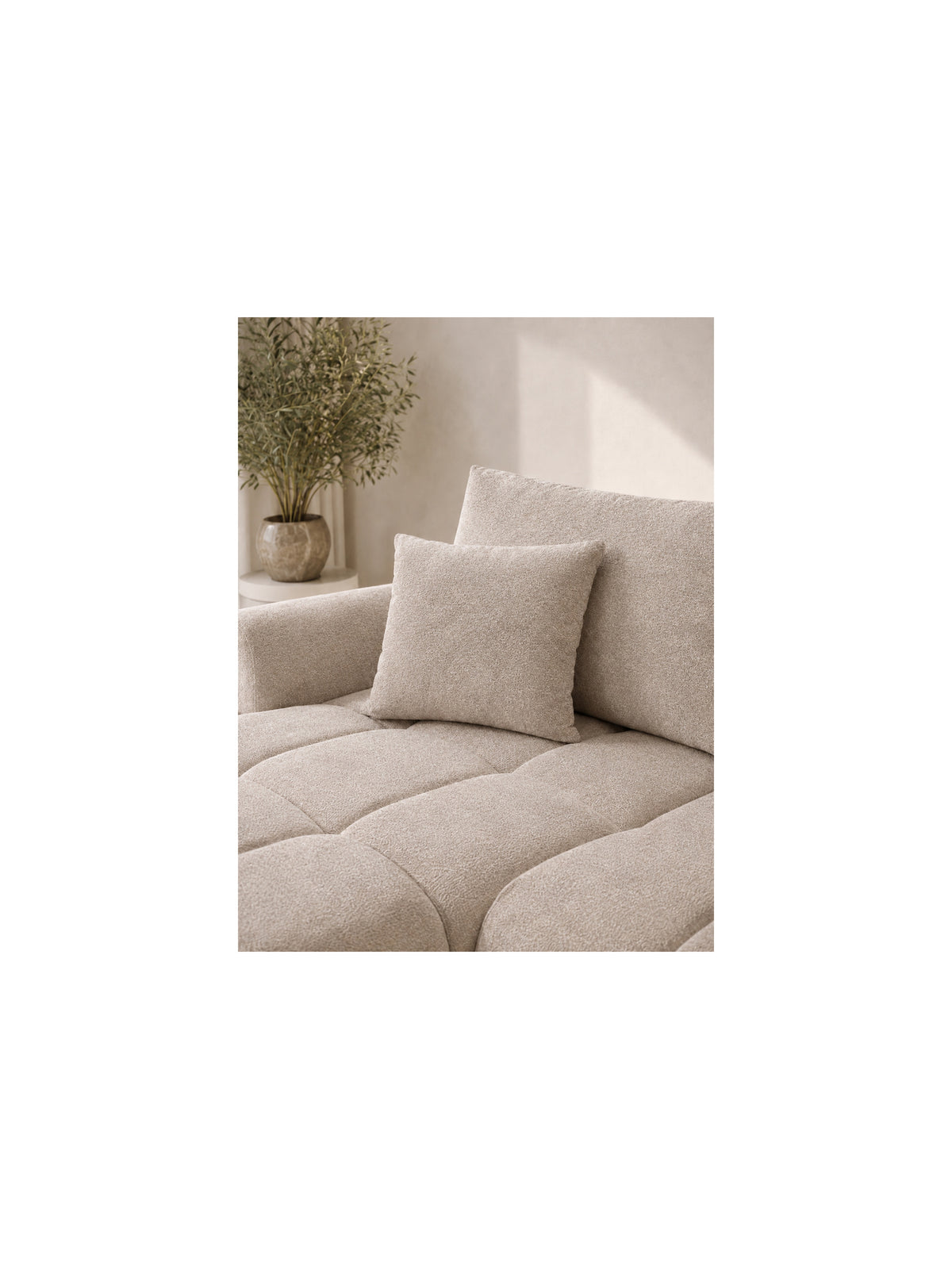 Pernă decorativă 38x38 cm de culoare deschisă pe canapea
