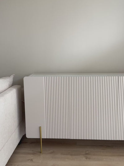 Komoda Malmi 150 cm trzydrzwiowa - kaszmir / crema bianca / złote nóżki