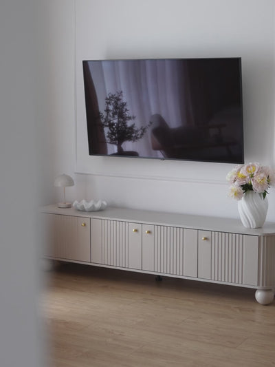 Szafka RTV Vesper 4D 187 cm - kaszmir / orzech / złote uchwyty / nogi kule