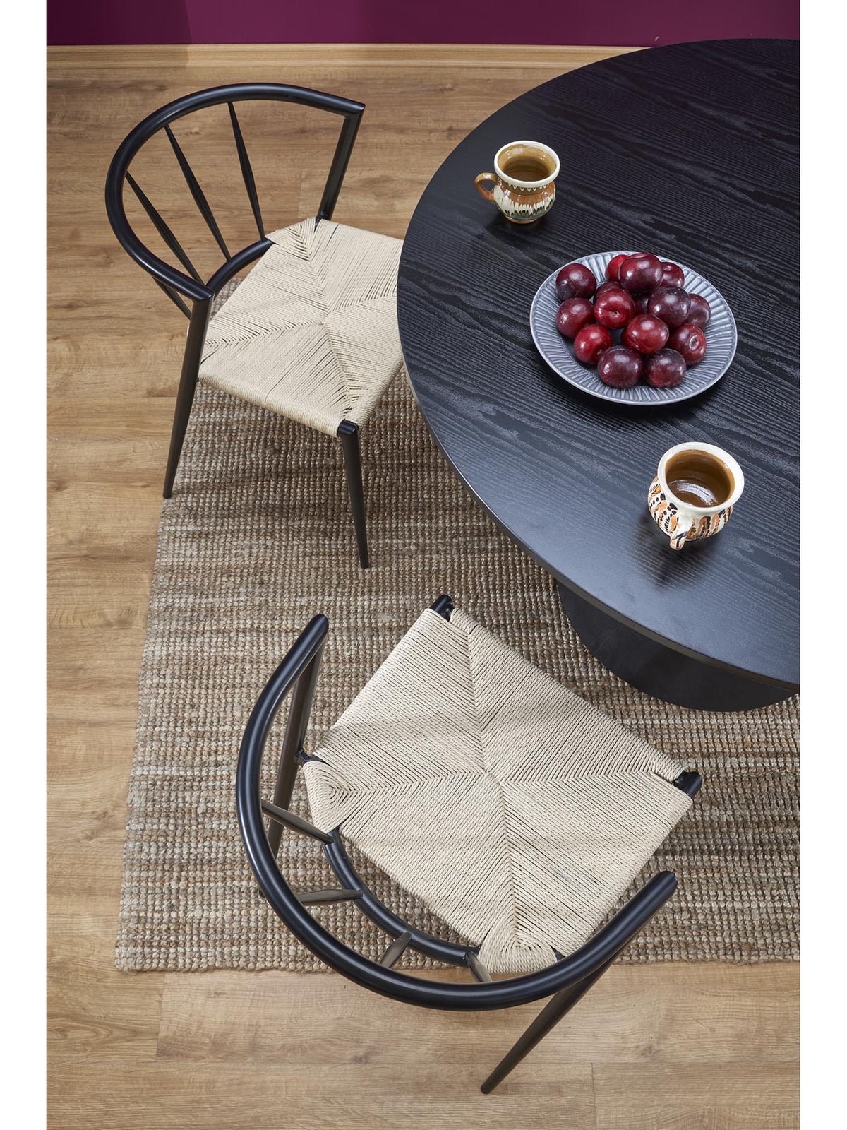 Masă rotundă neagră Ventoza 120 cm din MDF, vedere de sus cu două scaune