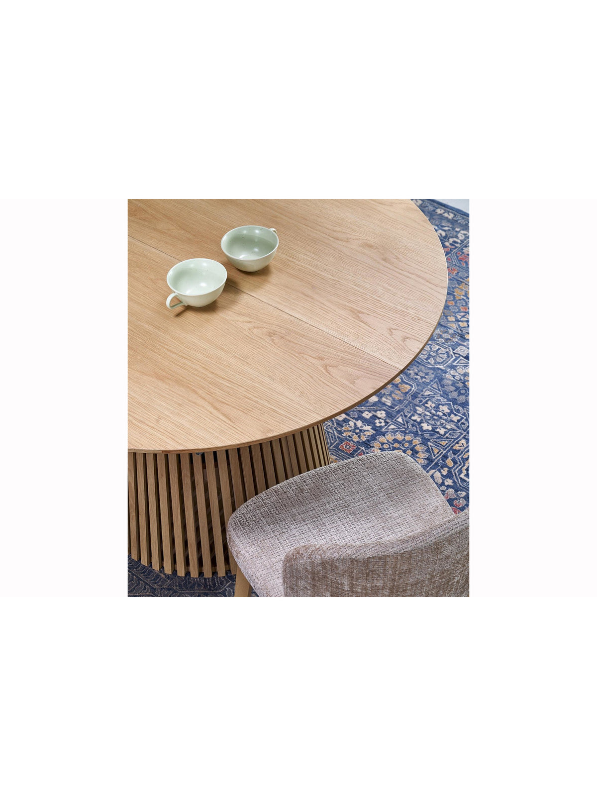 Masă rotundă extensibilă Brevon cu blat din stejar natural și detalii ale picioarelor