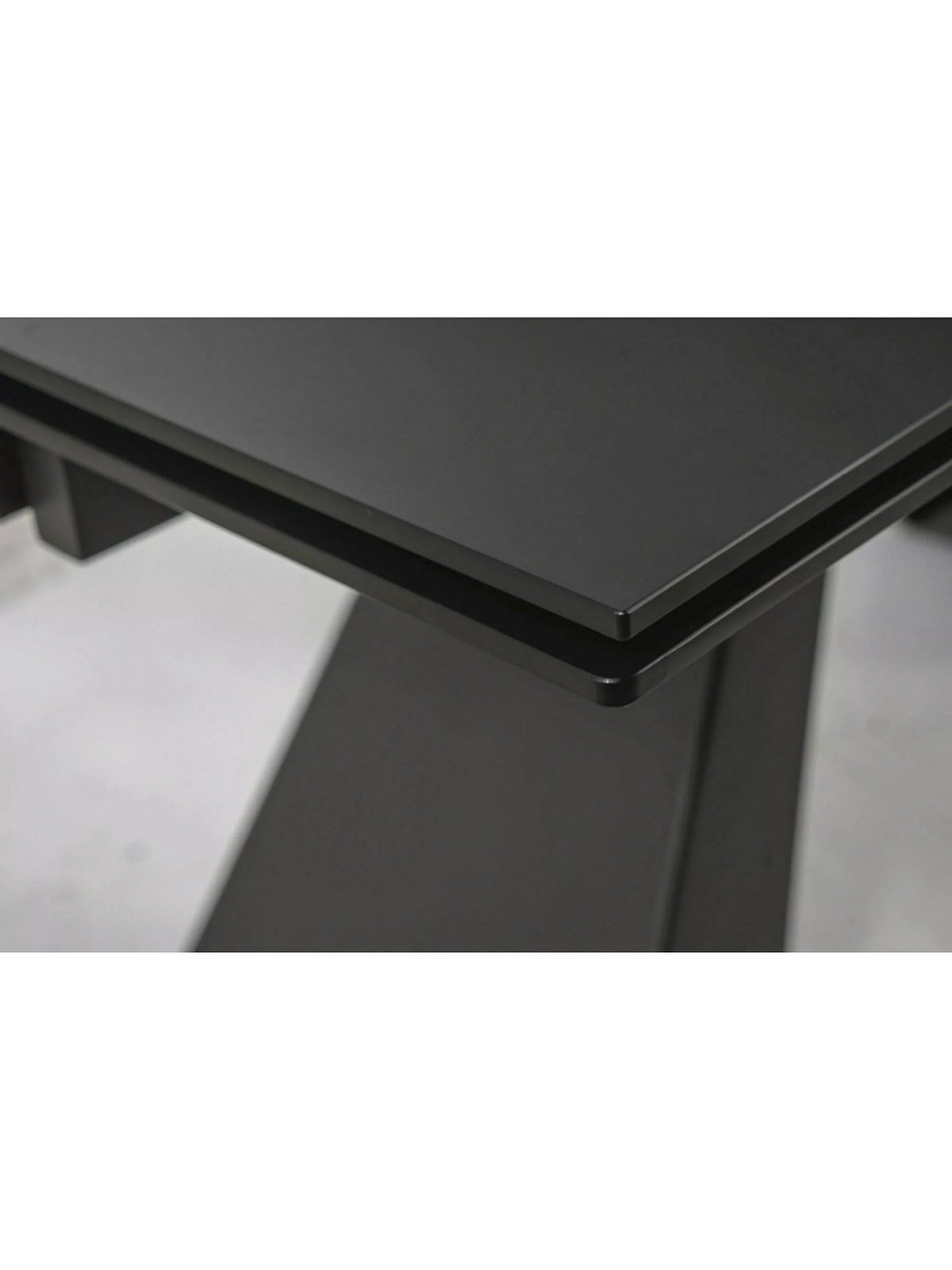Masă extensibilă Zanivo cu blat negru mat din sticlă temperată și picioare metalice