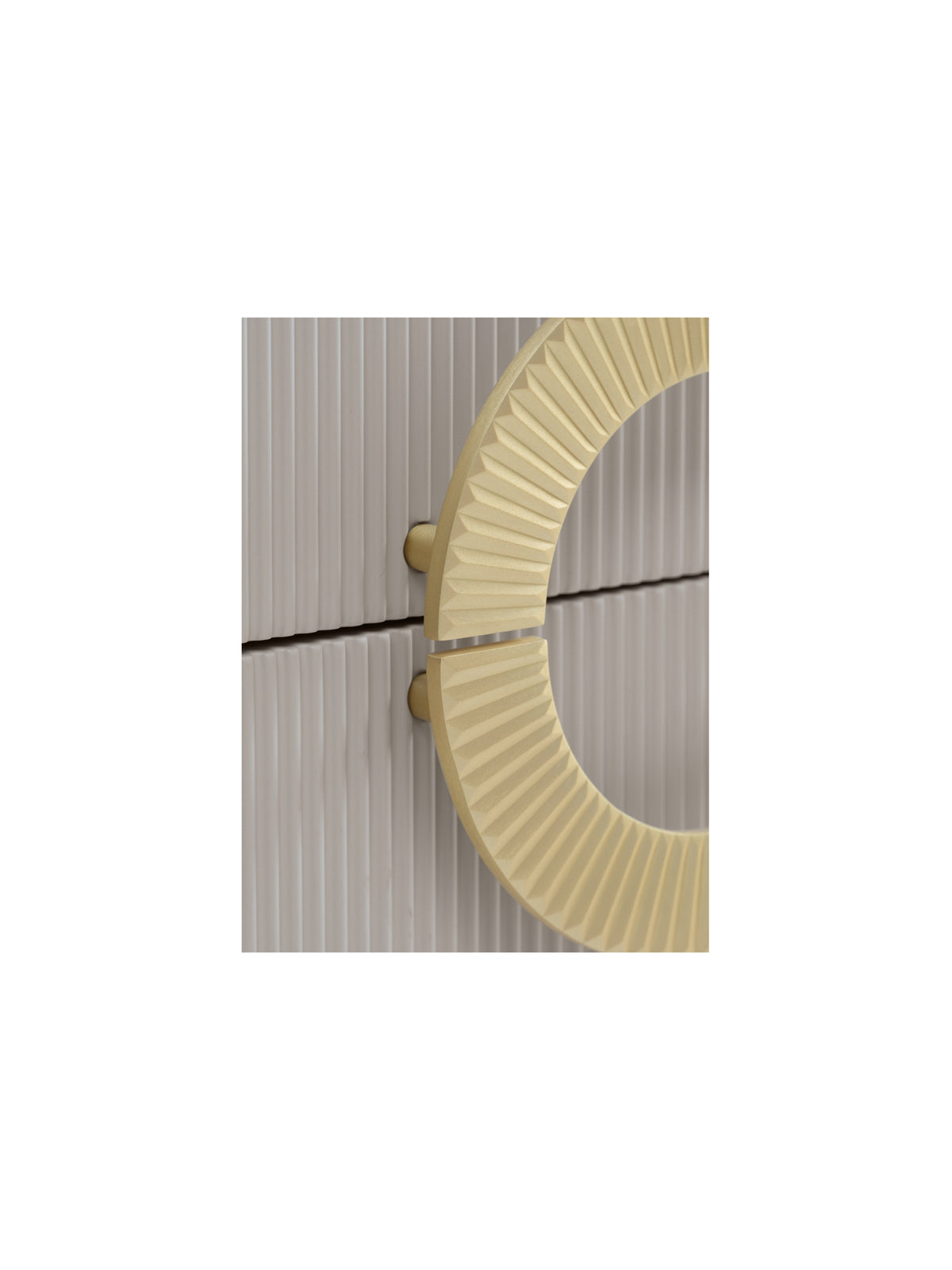 Noptiere Nubo 46 cm culoare casmir cu fețe striate și picioare aurii, detaliu mâner