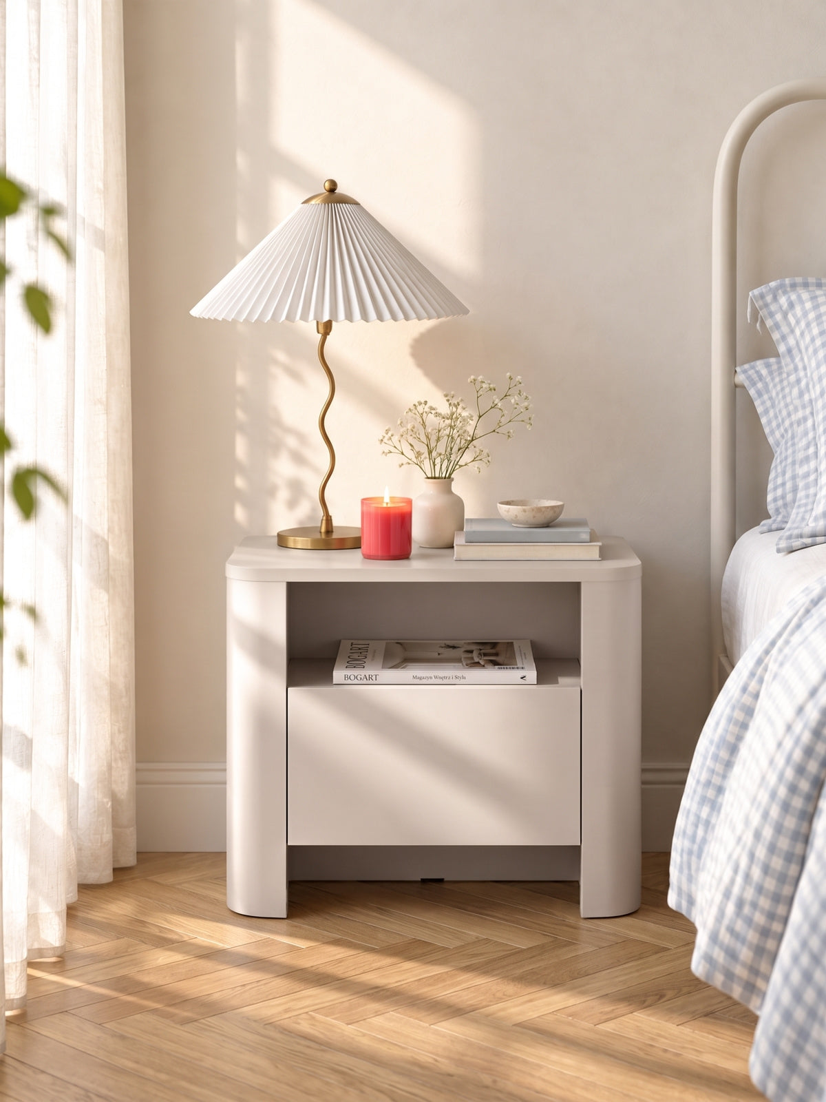 Noptiere Sorrenti 58 cm culoare kasmir cu un sertar și o nișă