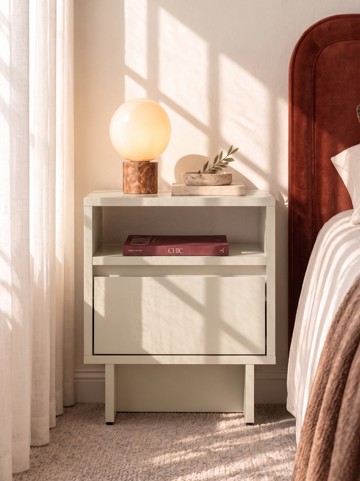 Noptieră Zolia 40 cm cu sertar pe soclu culoare casmir modernă