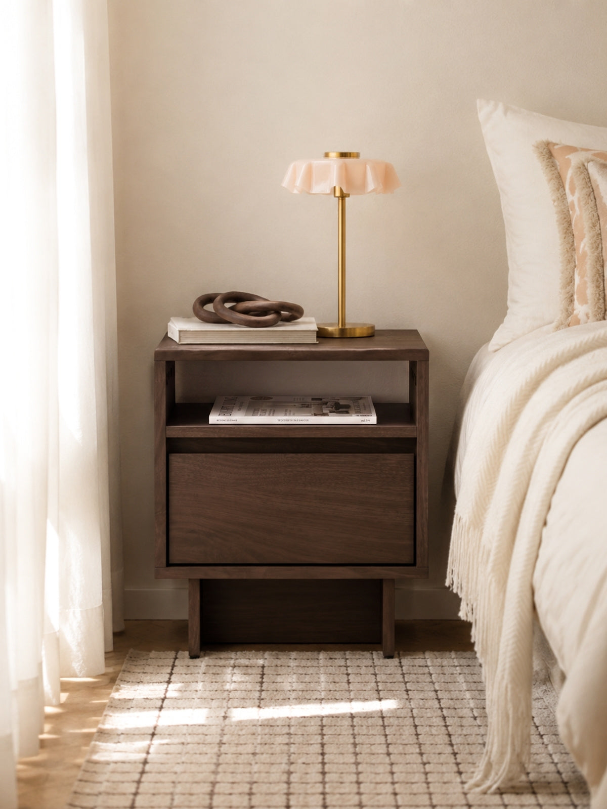 Noptiere Zolia 40 cm cu sertar pe soclu orzech elegant vedere frontală