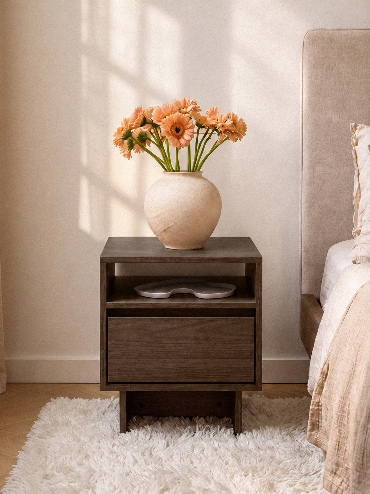 Szafka nocna Zolia 40 cm orzech elegant z szufladą na cokole, nowoczesny design