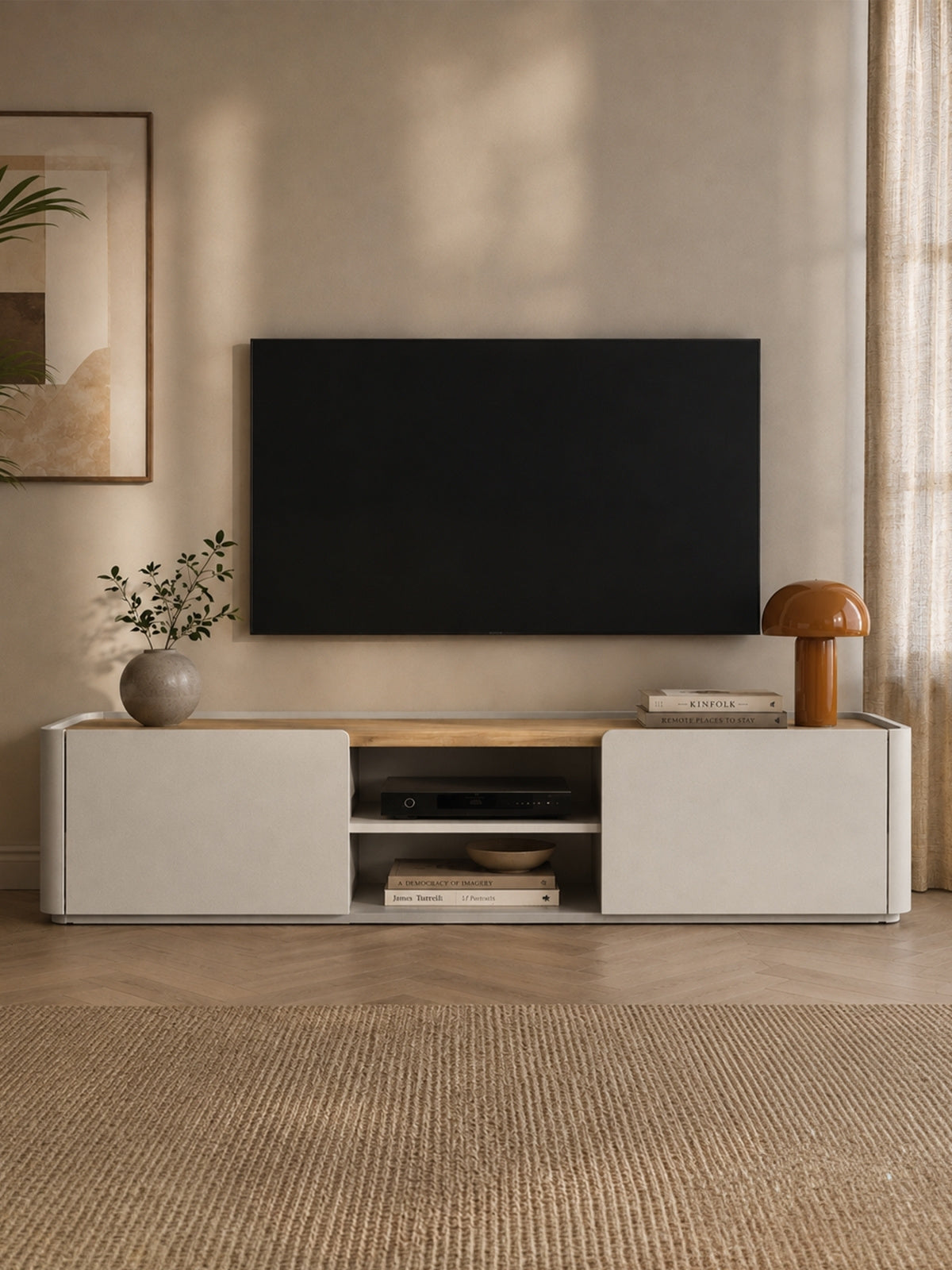 Bufet TV Elivo 220 cm casmir cu blat de stejar uleiat într-un decor luminos