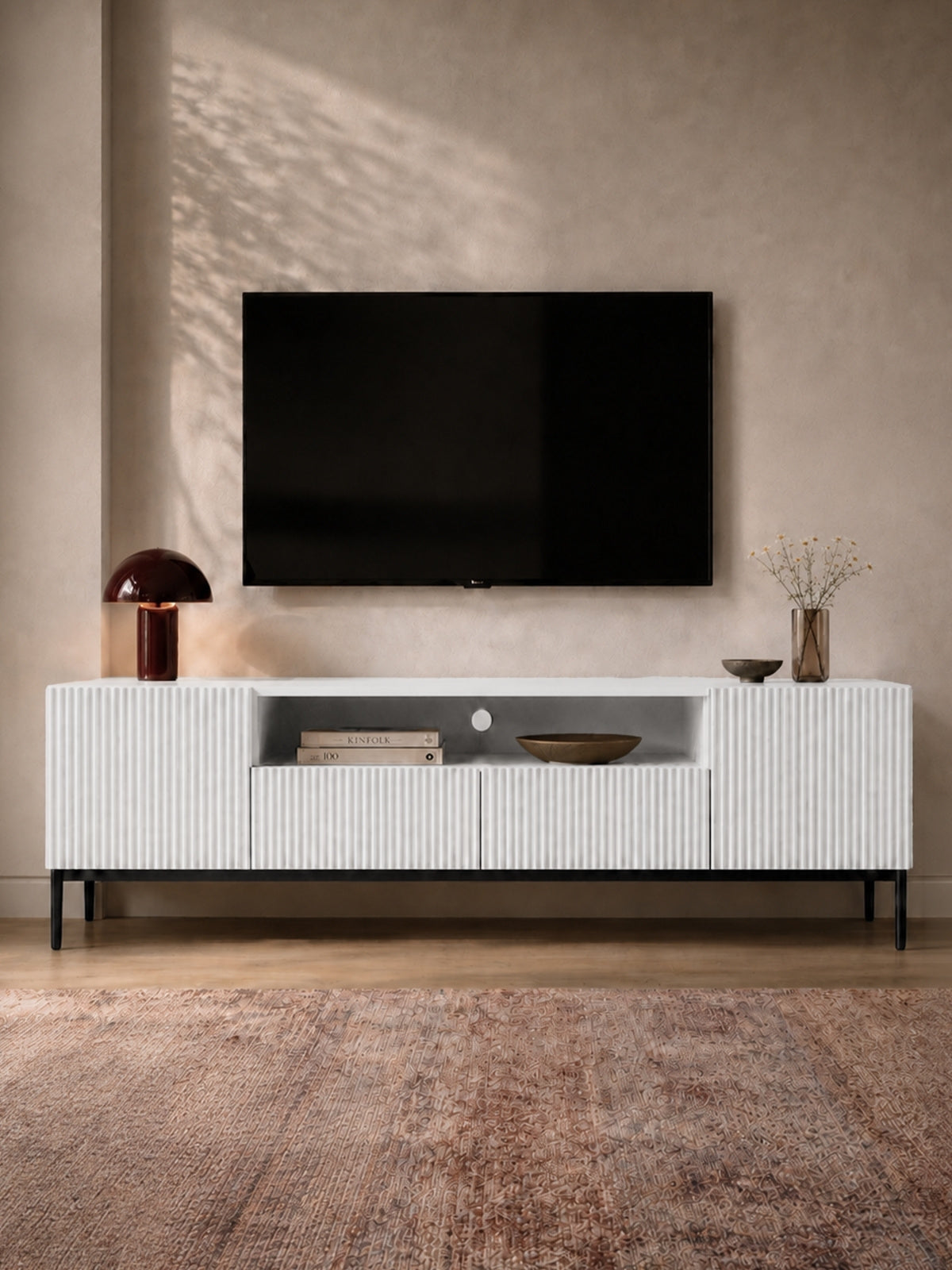 Comodă RTV Nicole 200 cm alb mat cu front striat și picioare metalice negre
