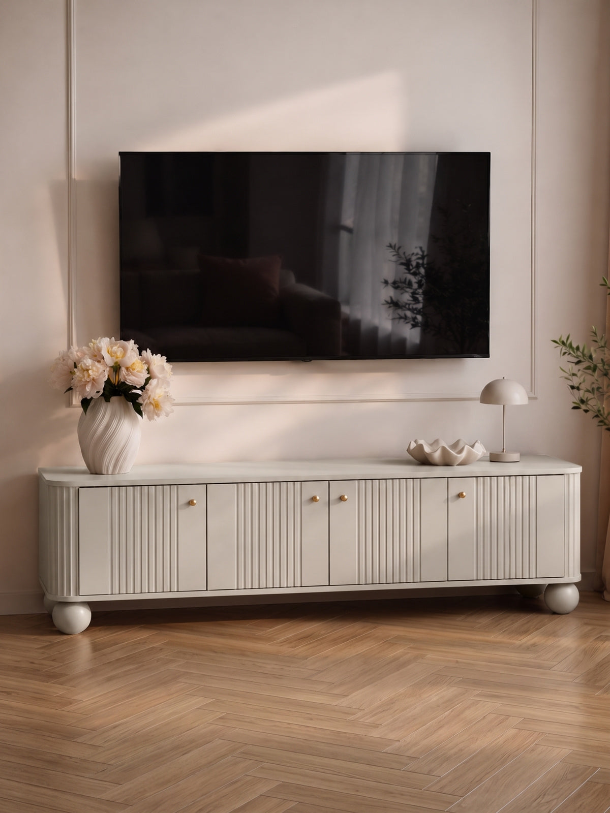 Szafka RTV Vesper 4D 187 cm kaszmir z ryflowanymi frontami i złotymi uchwytami