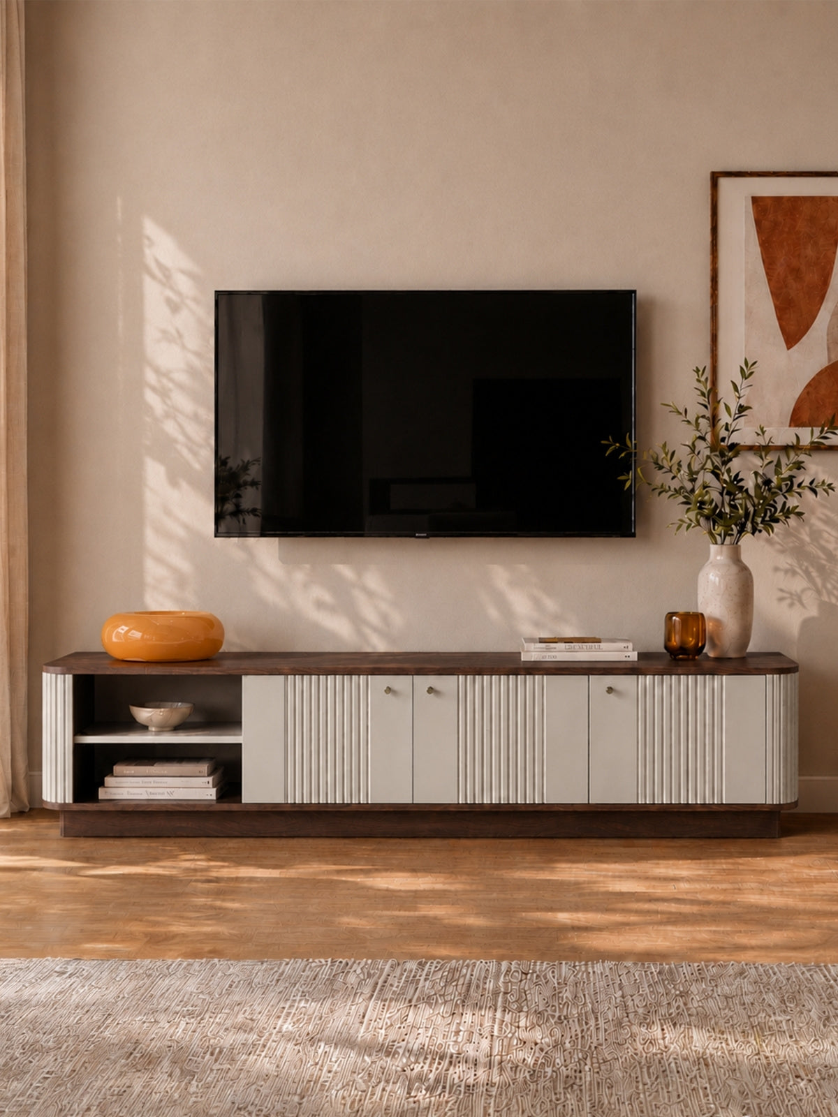 Comodă TV Vesper 4D 187 cm pe soclu, culoare cașmir cu nuc și mânere negre