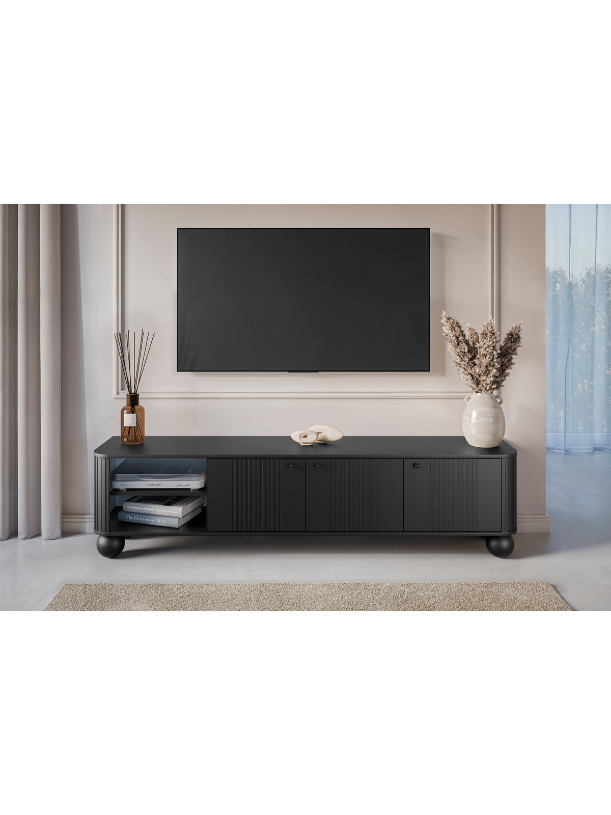 Comodă TV Vesper 187 cm neagră cu trei uși, față canelată și picioare rotunde