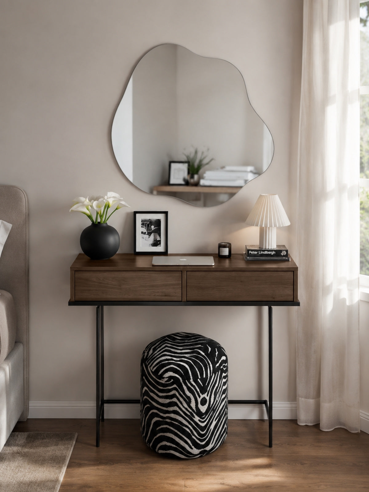 Toaletă Zenar 100 cm cu sertare, culoare orzech elegant și picioare negre metalice