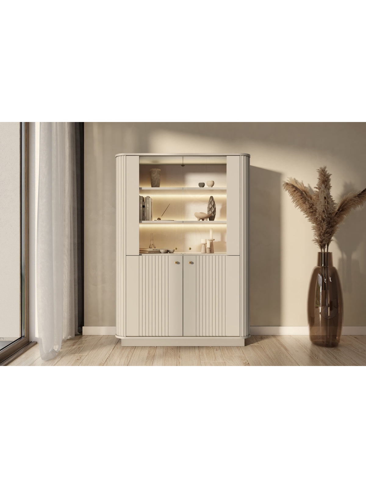 Vitrina Vesper 103 cm cu patru uși în culoarea cașmir, cu fronturi zimțate și mânere aurii