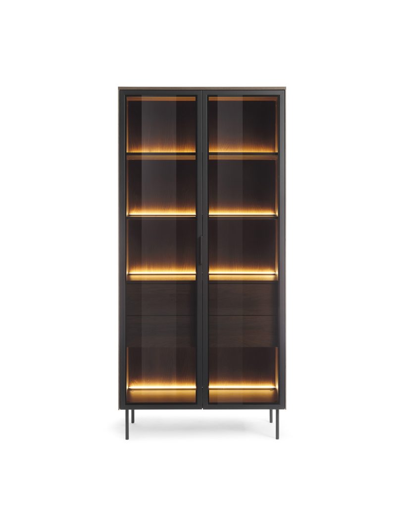 Vitrină înaltă Auri 91 cm cu iluminare LED, front și corp stejar dunin, mânere și picioare negre