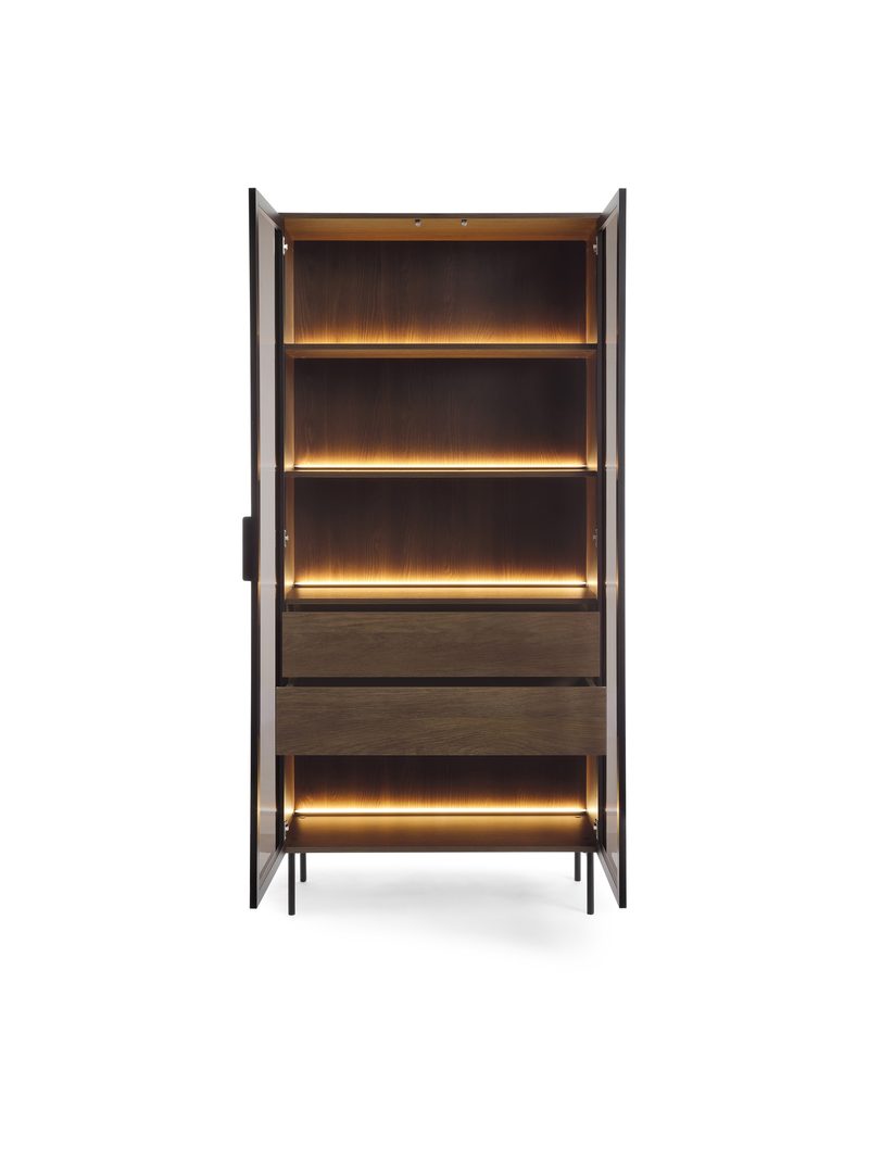 Vitrină înaltă Auri 91 cm cu iluminare LED, stejar dunin și picioare negre